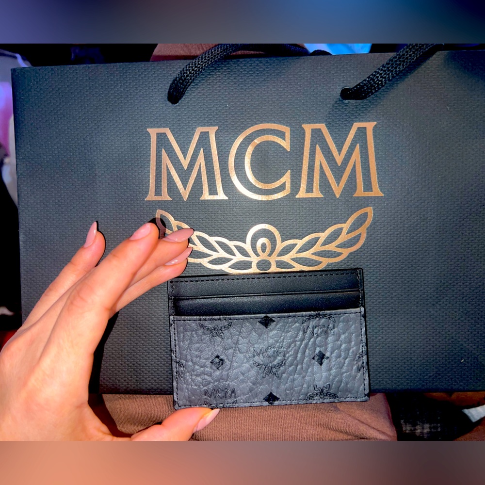 AUthentic MCM Card holder full inclusion.